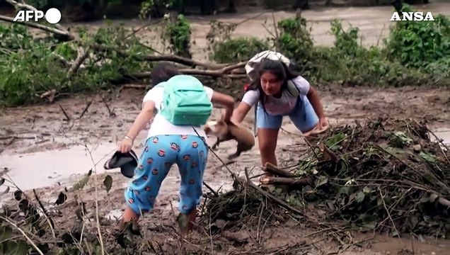 Messico, persone in fuga nel fango per sfuggire alla distruzione lasciata dall'uragano Otis