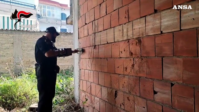 Armi e droga dei clan murate in un casolare scoperte a Caivano
