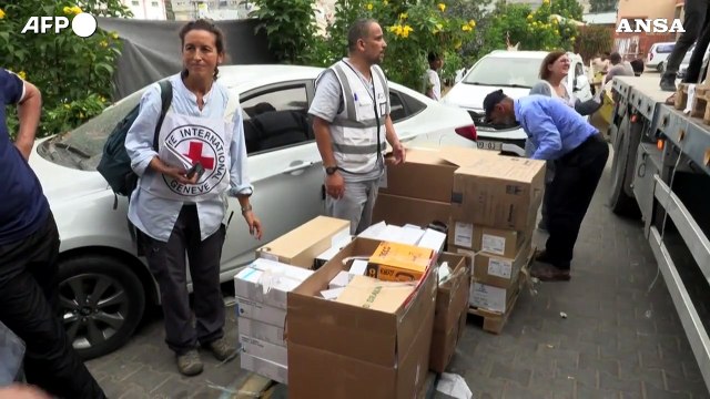 Gaza, aiuti della Croce Rossa consegnati all'ospedale Nasser