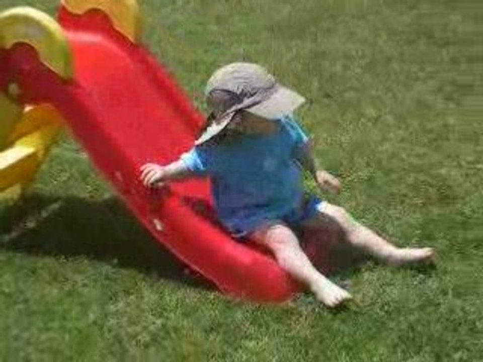 Louis fait du toboggan (1)