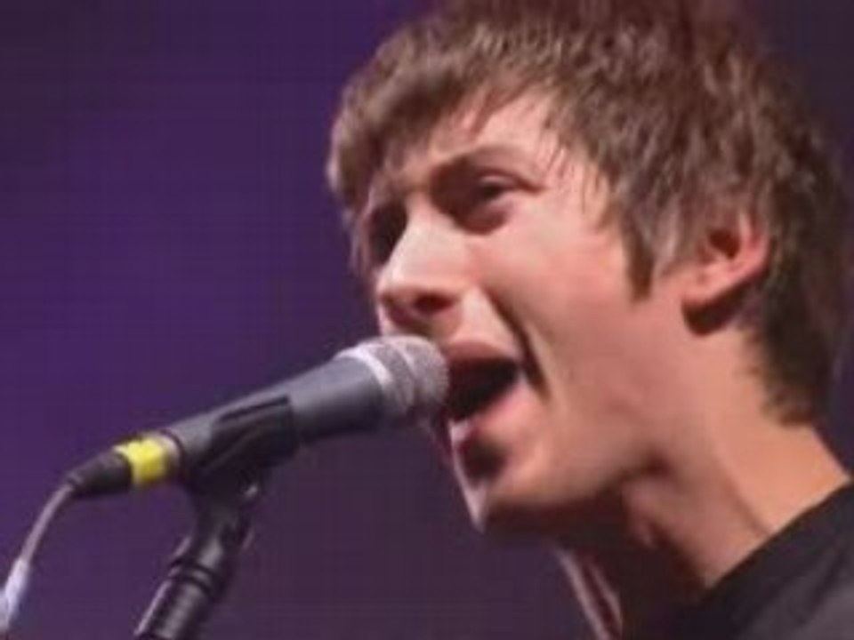 Arctic Monkeys - I Bet You Look Good On The Dancefloor live