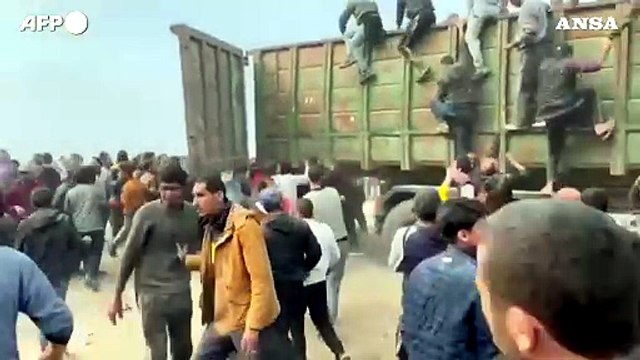 Gaza, concitazione intorno a un camion con aiuti umanitari