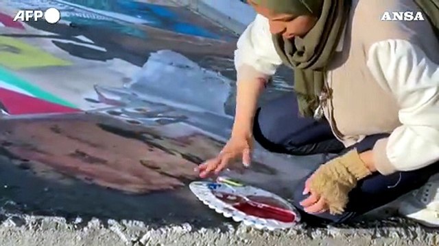 Gaza, artista palestinese dipinge sulle macerie a Rafah