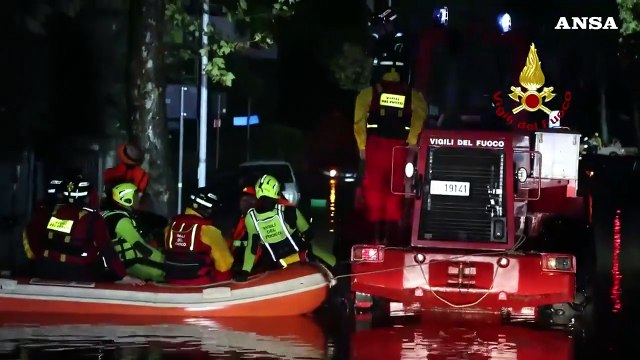 Maltempo in Toscana, Campi Bisenzio sott'acqua: vigili del fuoco col gommone