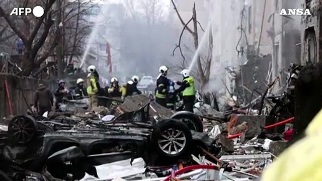 Ucraina, soccorritori al lavoro dopo l'attacco russo su Kiev