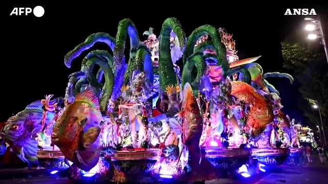 Carnevale, le scuole di samba danno spettacolo a Rio de Janeiro