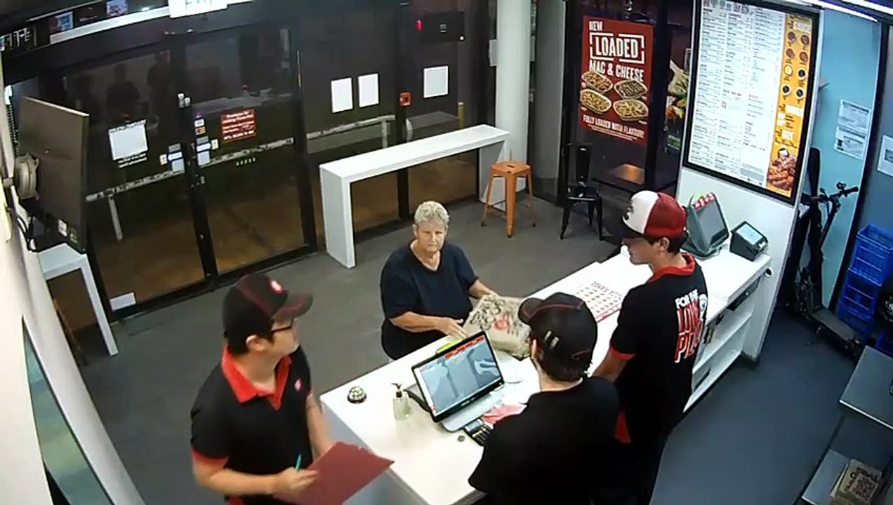 Elle ne respect pas sa Pizza mais le Karma la rattrape