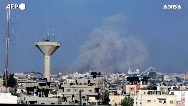 Gaza, nuvole di fumo si alzano sopra Khan Yunis dopo gli attacchi