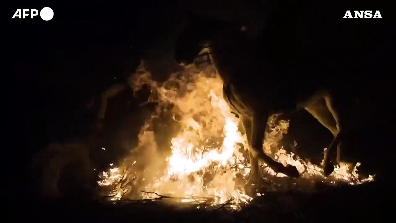 Spagna, a cavallo nel fuoco durante il festival 'Las Luminarias'