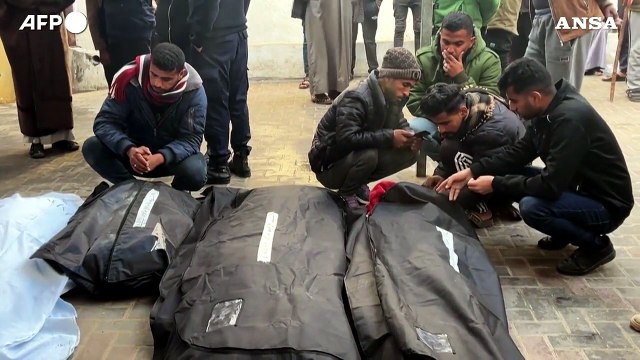 Gaza, i palestinesi piangono i morti di Rafah
