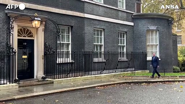 Gb, David Cameron entra al numero 10 di Downing Street durante il rimpasto di governo