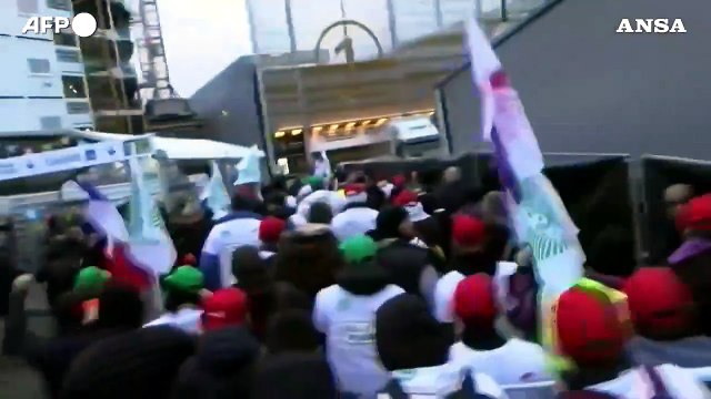 Parigi, alta tensione alla Fiera dell'agricoltura durante la visita di Macron
