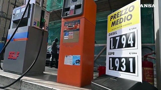 Si' al cartello della benzina ma non cambiato ogni giorno