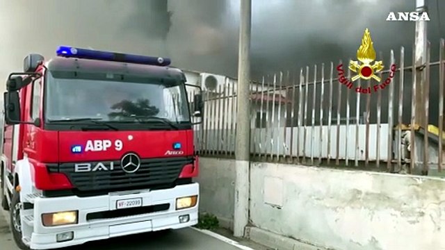 In fiamme deposito di abbigliamento ad Agnano: nessun ferito