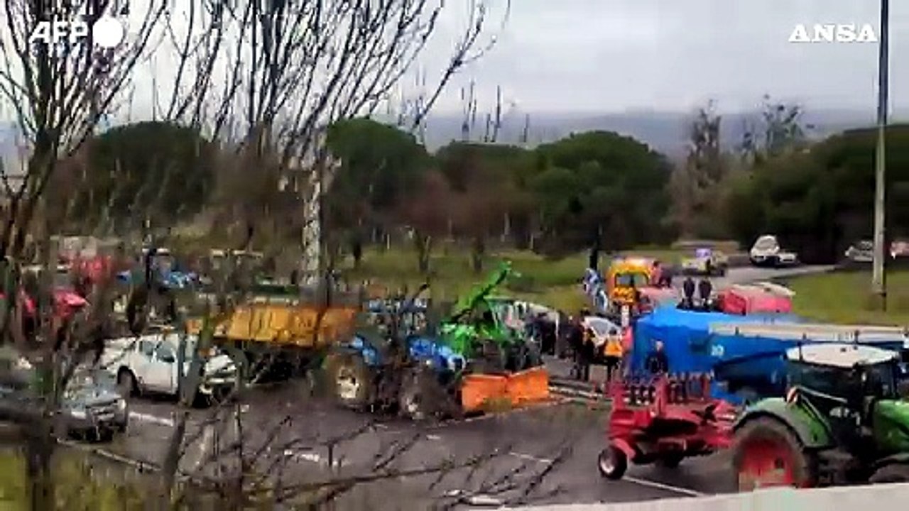 Francia, auto travolge un posto di blocco degli agricoltori: morta una donna