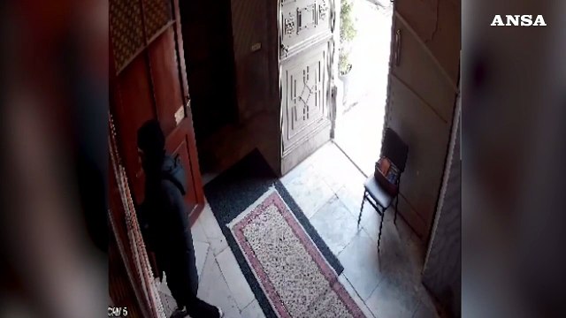 Istanbul, l'arrivo e l'ingresso dei due assalitori in chiesa: poi gli spari