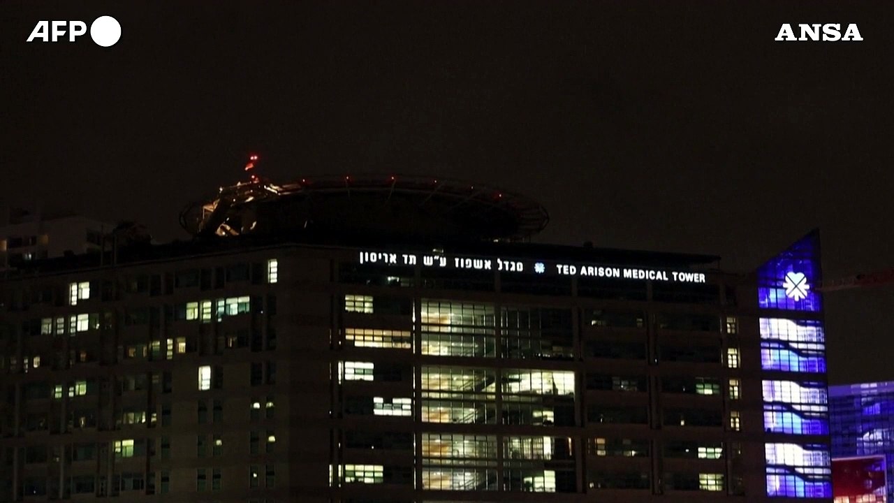 Ostaggi liberati, l'arrivo in ospedale a Tel Aviv a bordo di elicotteri militari