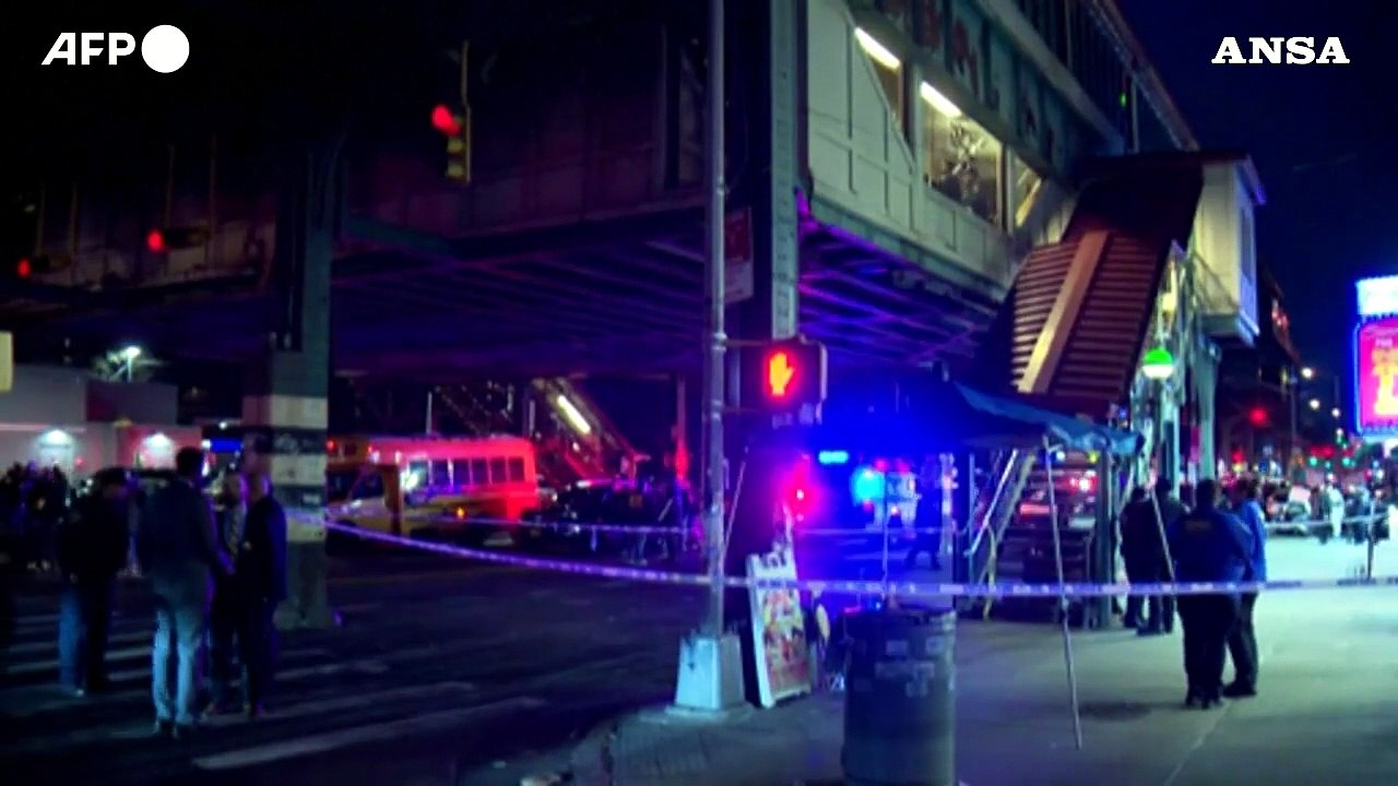 New York, sparatoria nella metro: un morto e cinque feriti