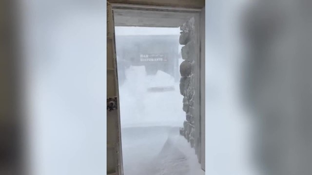 Le immagini della nevicata che ha investito il Dente del Gigante, sul Monte Bianco in Valle d'Aosta