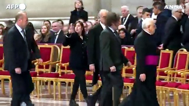 L'abbraccio tra il Papa e il presidente argentino Milei nella Basilica di San Pietro