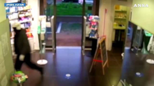 Arrestato il rapinatore dalla 'pistola d'argento' a Milano