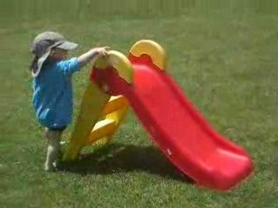 Louis fait du toboggan (2)