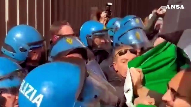 Napoli, scontri davanti sede Rai: manifestanti feriti al presidio