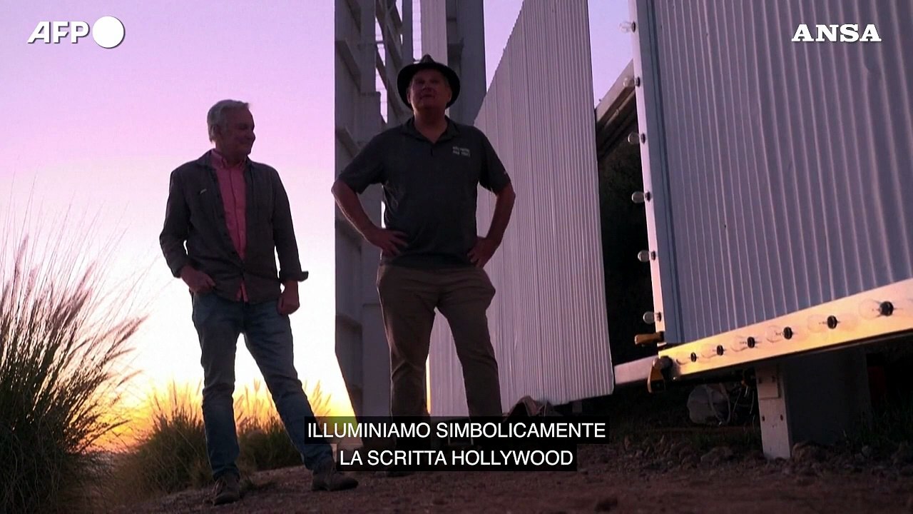 La scritta Hollywood festeggia i cento anni, e torna ad illuminarsi