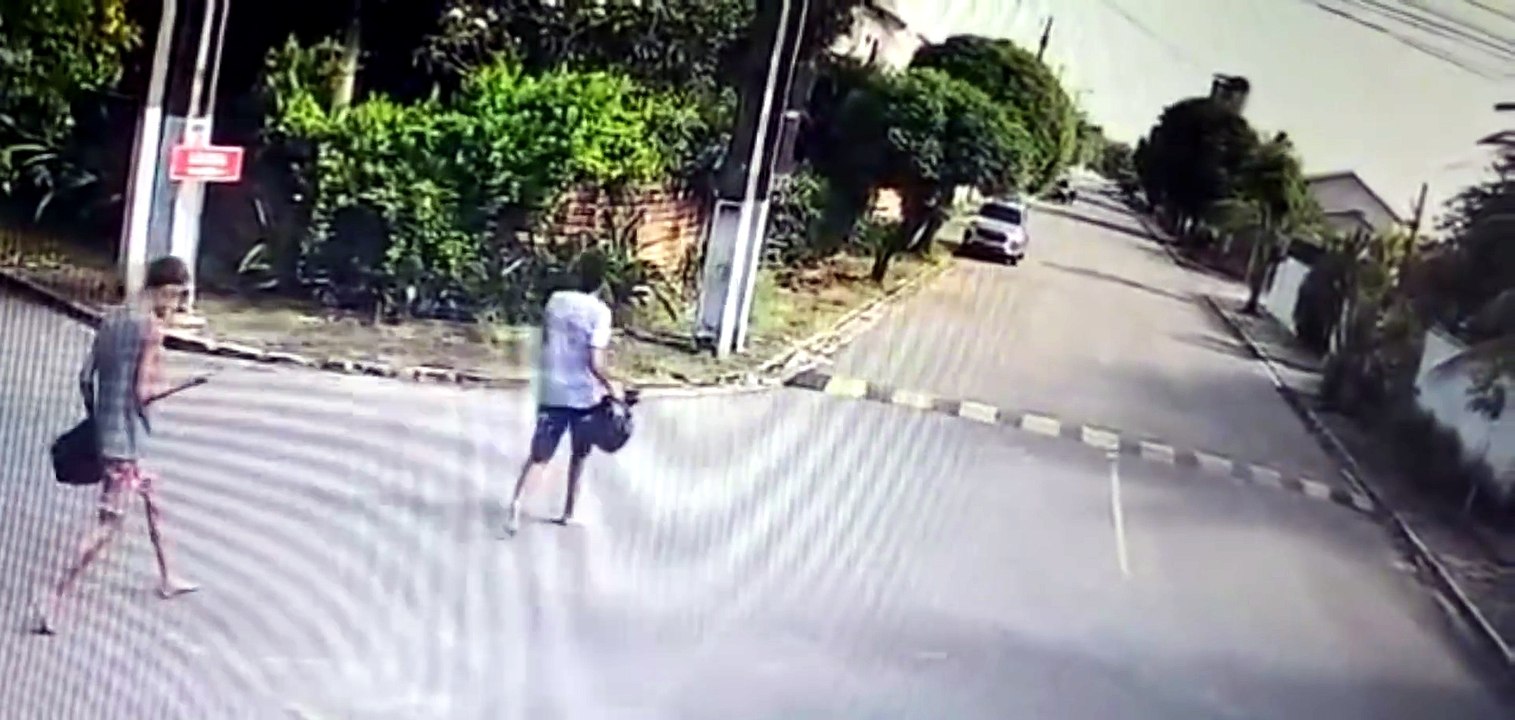 Câmeras de segurança mostram suspeitos invadindo casas durante fuga