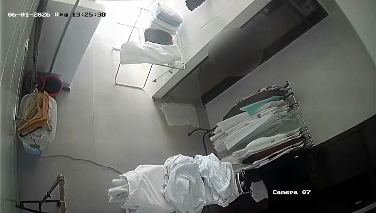 Câmeras de segurança mostram suspeitos invadindo casas durante fuga
