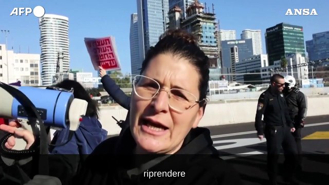 Tel Aviv, le famiglie degli ostaggi israeliani bloccano l'autostrada