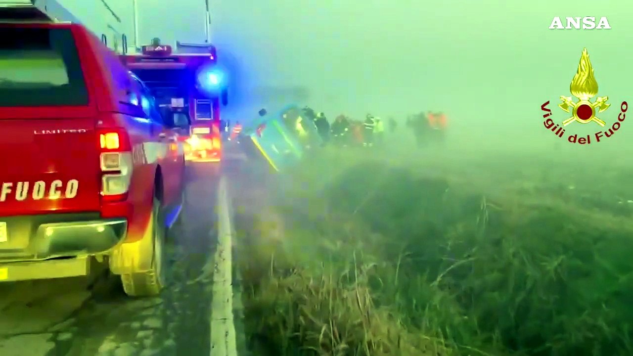 Bus di linea esce di strada e si ribalta: 15 feriti nel Pavese