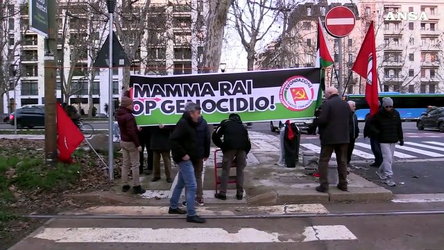 Milano, presidio palestinese sotto la Rai: Vergognatevi e siete complici tra gli slogan urlati