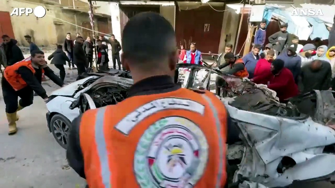 Gaza, auto sventrata da un attacco israeliano a Rafah: morti e feriti
