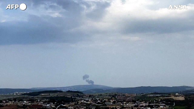 Libano, colonna di fumo dopo bombardamento israeliano nel sud