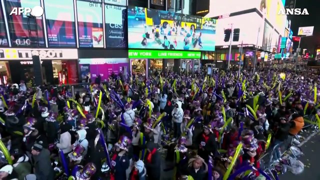 Capodanno, New York saluta il nuovo anno: festeggiamenti a Times Square