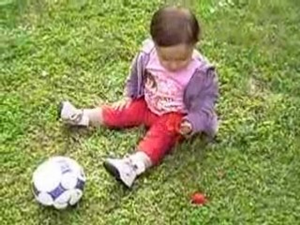 cycy 18 mois et demie mdr avec son ballon !