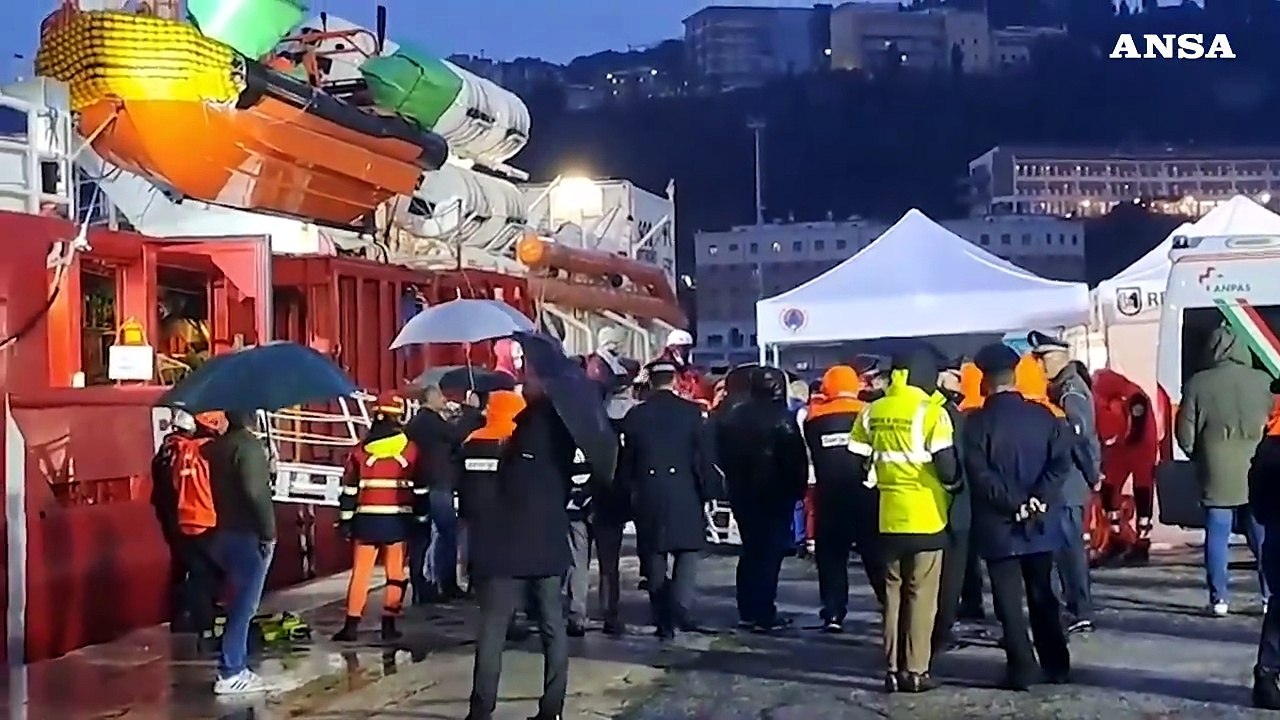 Migranti, Ancona: lo sbarco dalla Ocean Viking sotto la pioggia