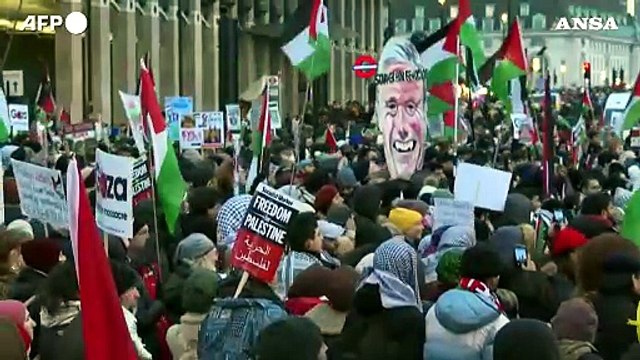 Londra, in migliaia marciano a sostegno dei palestinesi