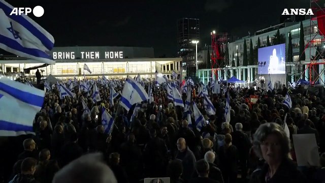 Tel Aviv, manifestazione per chiedere le dimissioni di Netanyahu ed elezioni