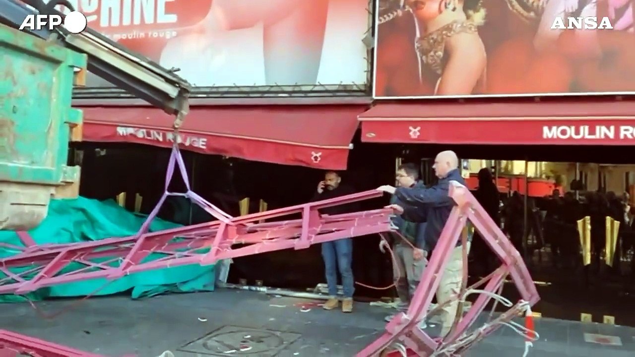 Parigi, cadute le pale e tre lettere del Moulin Rouge