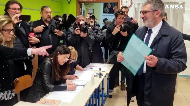 Regionali Abruzzo, foto e strette di mano per D'Amico che vota a Pescara