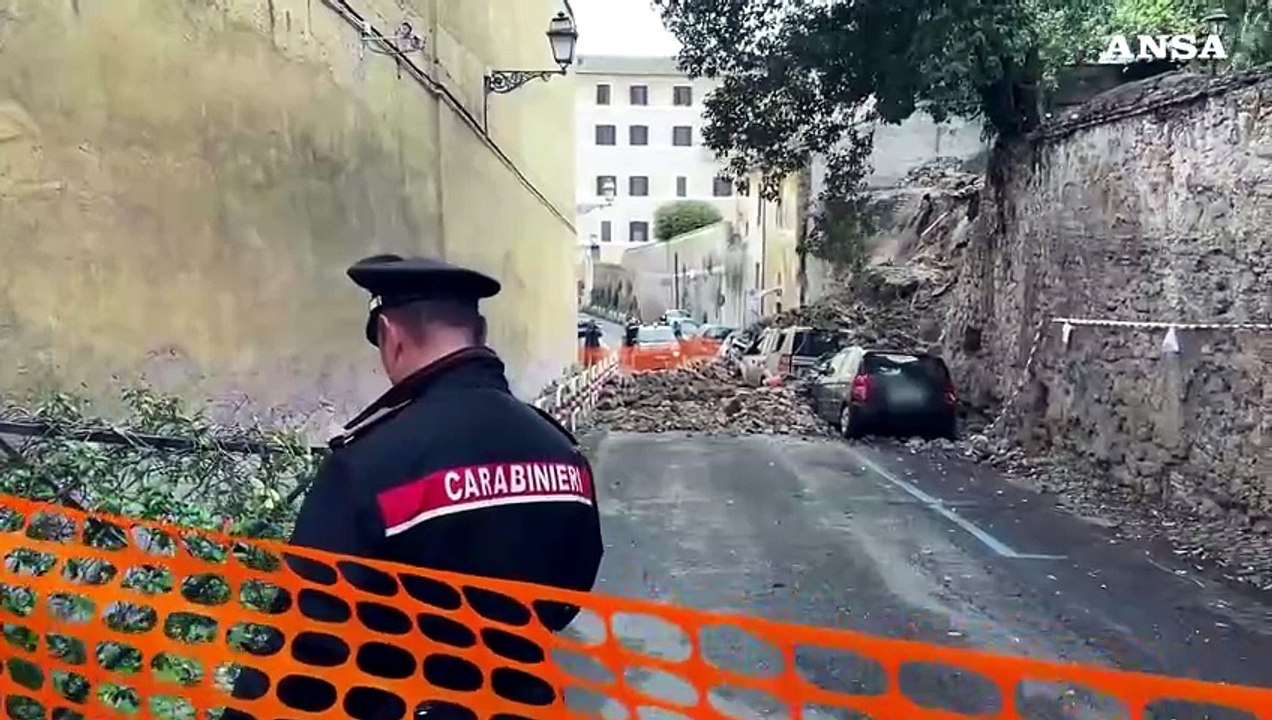 Crolla un muro di tufo su delle auto in sosta a Trastevere, nessun ferito
