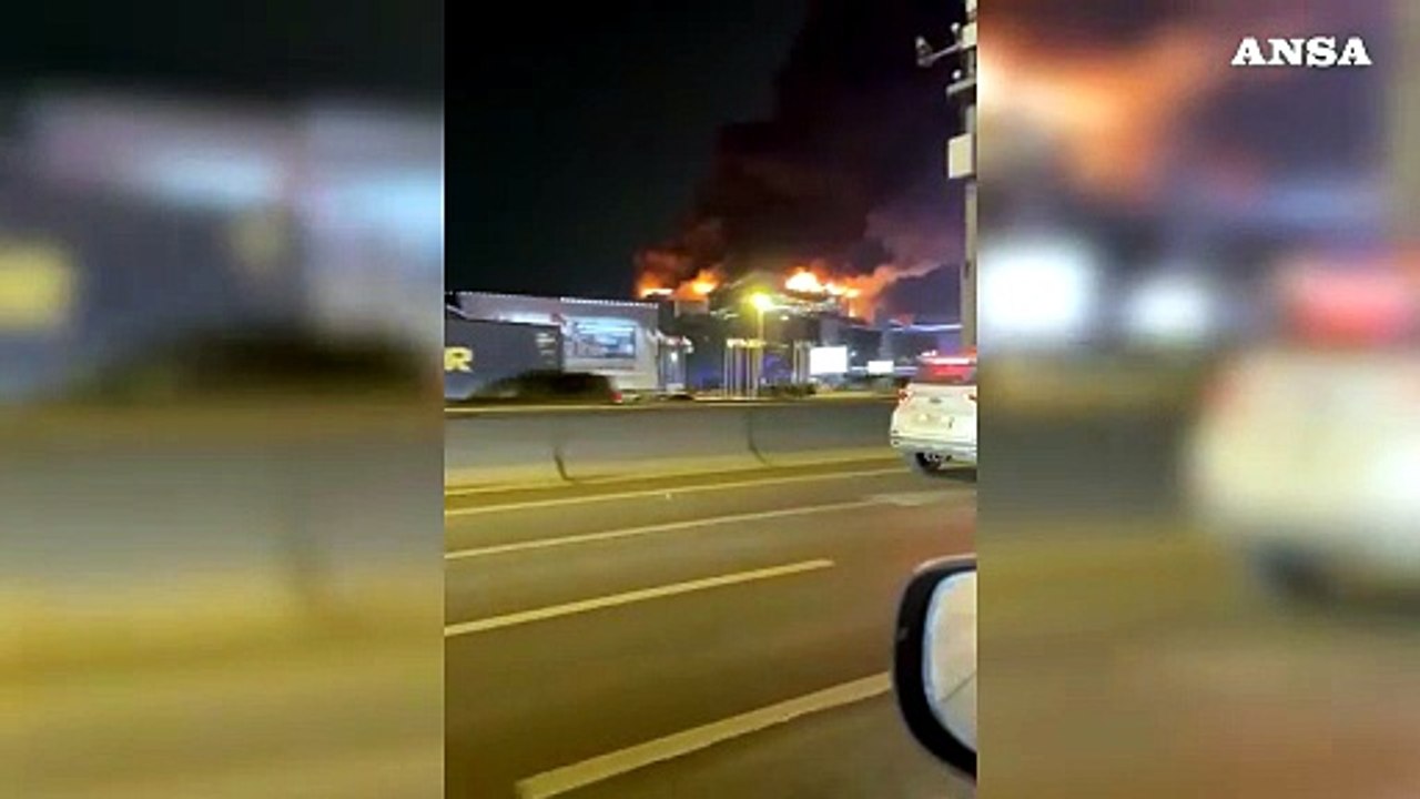 Mosca, sparatoria nella sala da concerto: a fuoco il tetto
