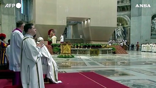 Il Papa nella basilica vaticana per la messa del Crisma
