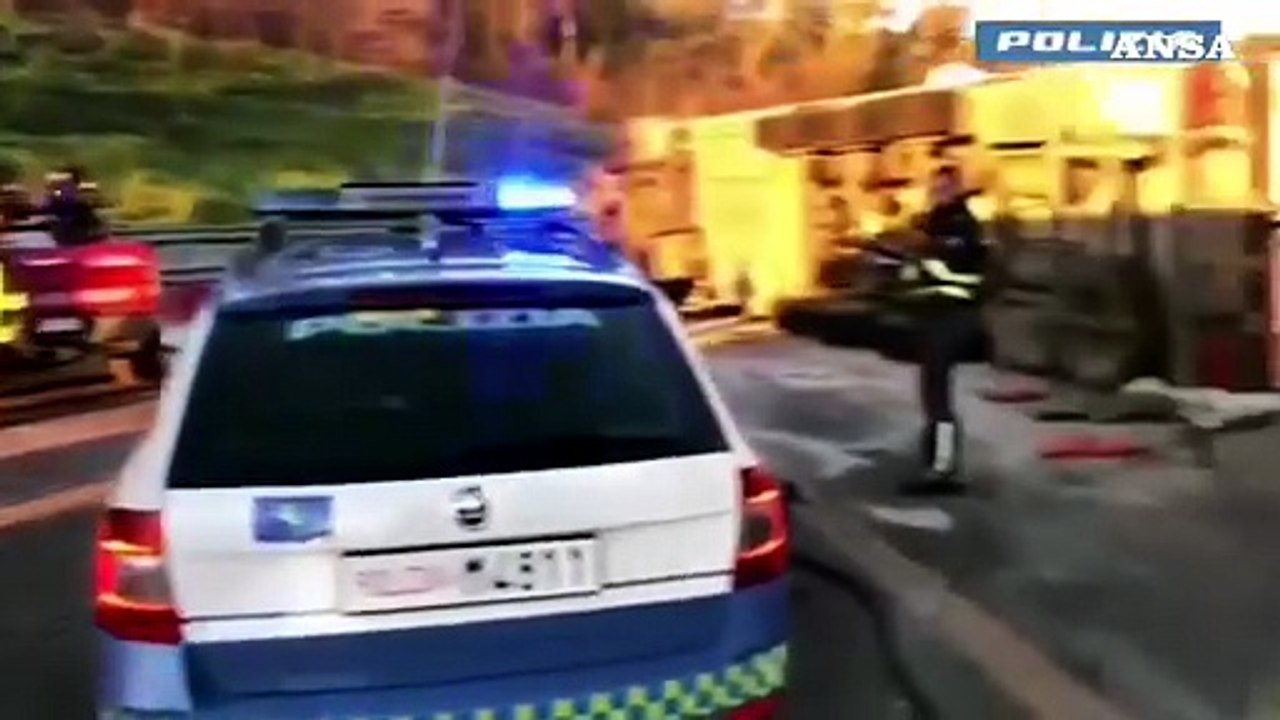 Si ribalta un autoarticolato, chiuso un tratto dell'autostrada A19