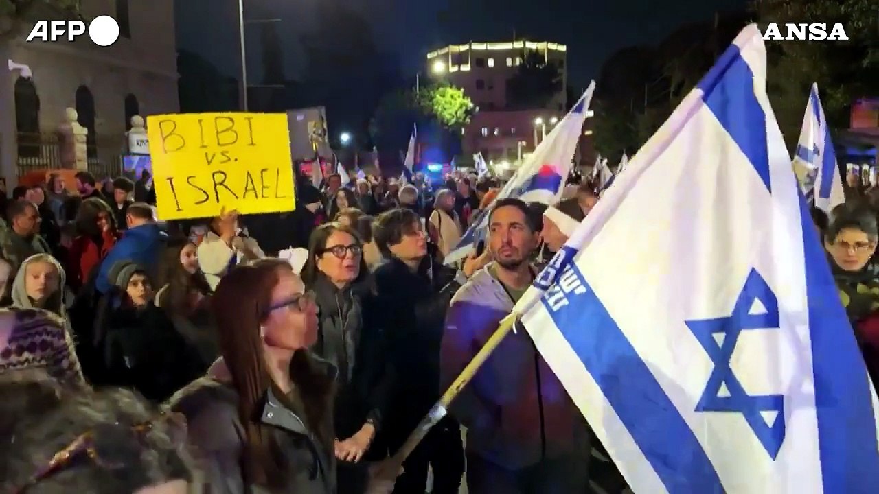 Israele,  in migliaia contro governo Netanyahu:"Bibi dimettiti"