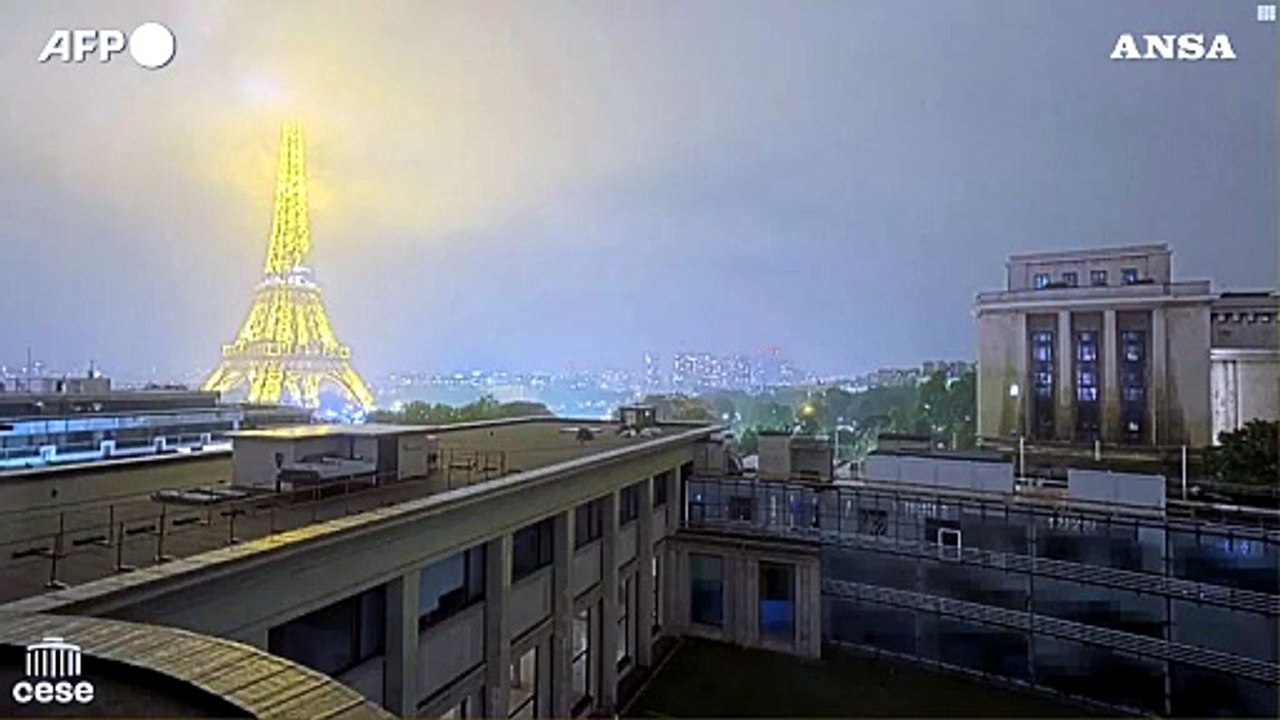 Francia, un fulmine colpisce la Torre Eiffel