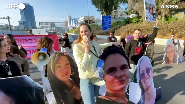 Israele, famiglie di ostaggi bloccano un'autostrada a Tel Aviv