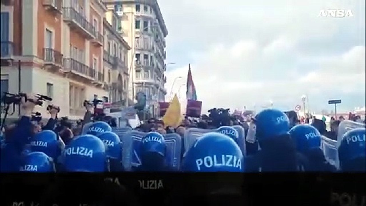 Corteo anti Vannacci, scontri con la polizia a Napol